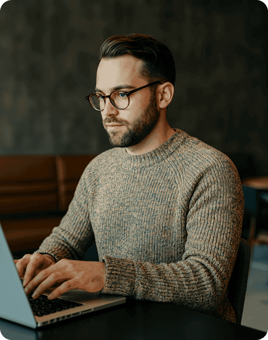 Consultor analisando dados de resultados em um notebook